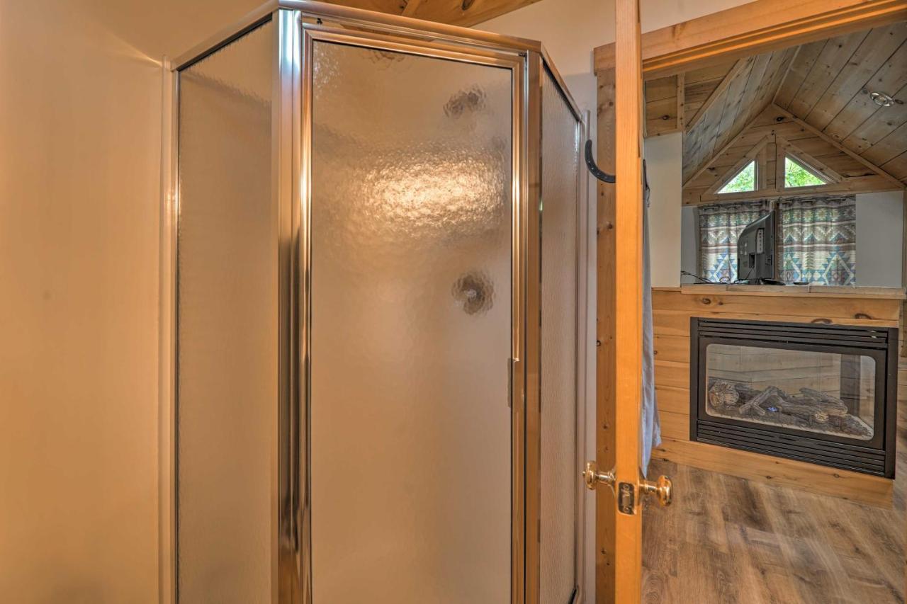 Cozy Retreat With Porch And Double Jj Resort Access! Rothbury Dış mekan fotoğraf
