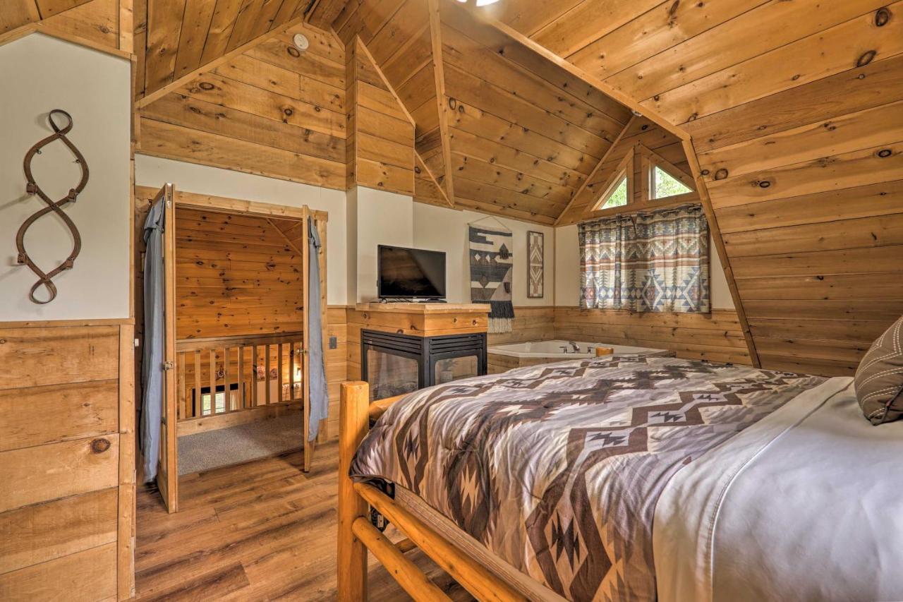 Cozy Retreat With Porch And Double Jj Resort Access! Rothbury Dış mekan fotoğraf