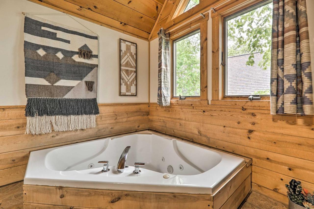 Cozy Retreat With Porch And Double Jj Resort Access! Rothbury Dış mekan fotoğraf