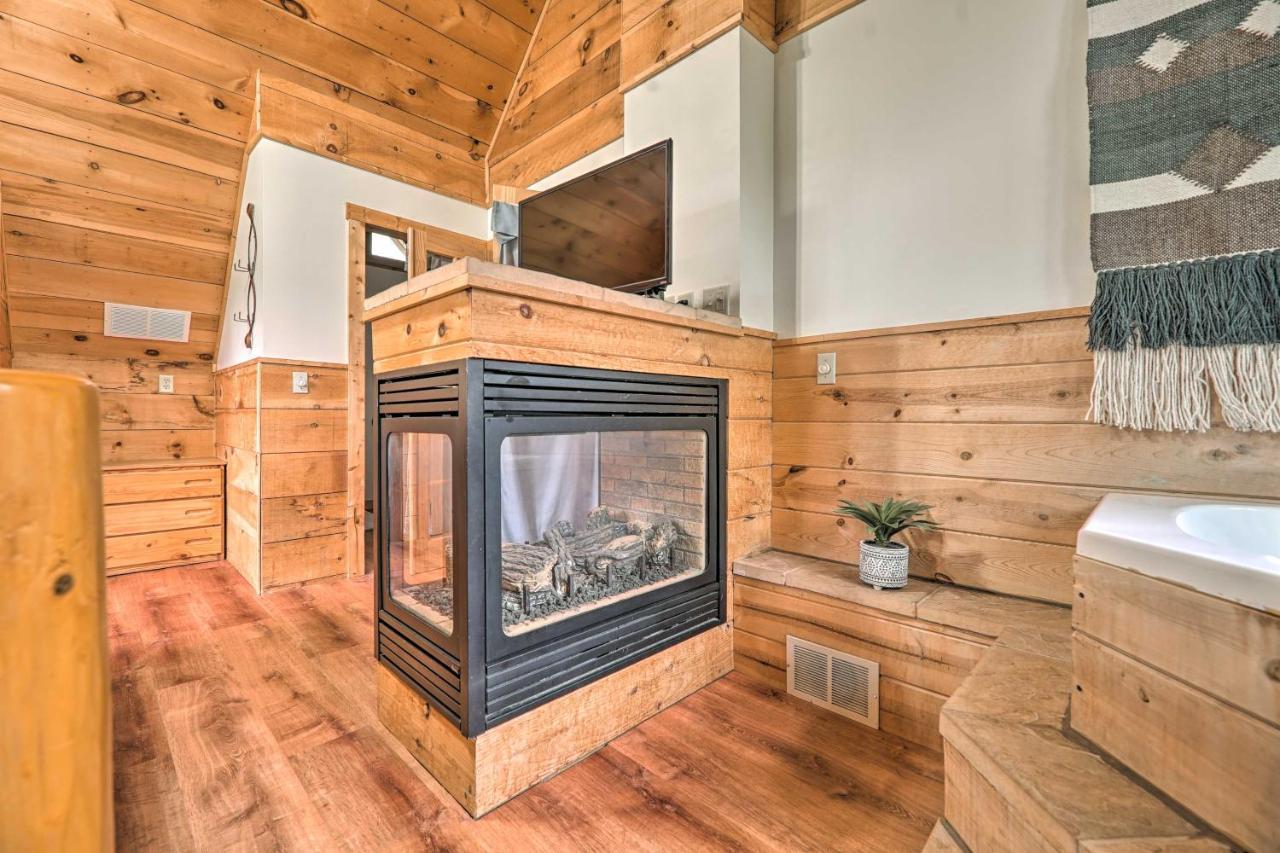Cozy Retreat With Porch And Double Jj Resort Access! Rothbury Dış mekan fotoğraf