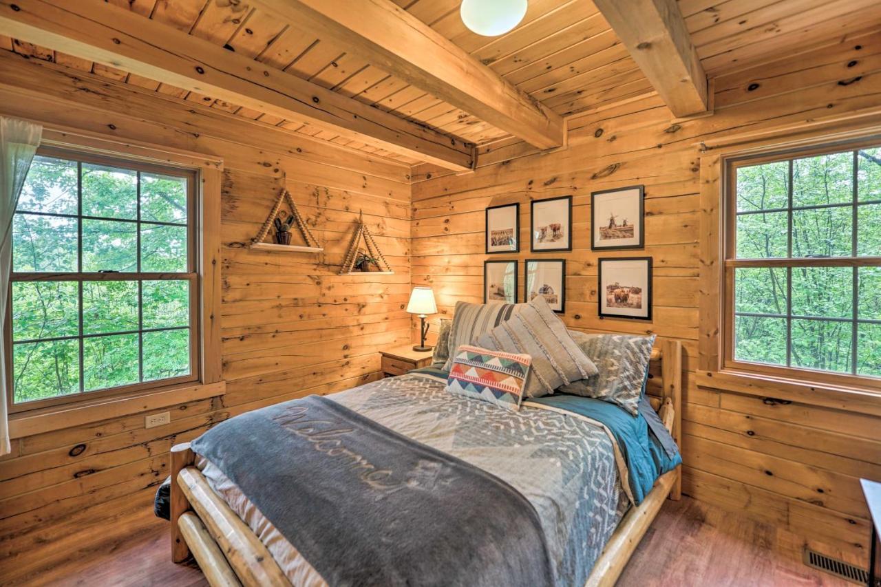 Cozy Retreat With Porch And Double Jj Resort Access! Rothbury Dış mekan fotoğraf