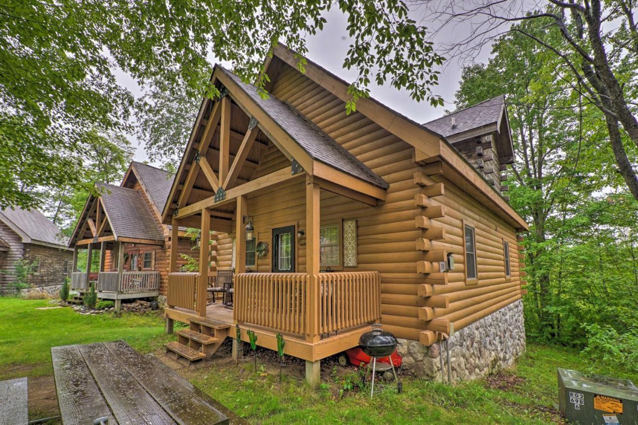 Cozy Retreat With Porch And Double Jj Resort Access! Rothbury Dış mekan fotoğraf