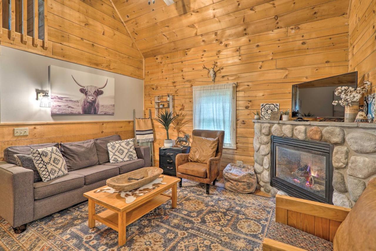 Cozy Retreat With Porch And Double Jj Resort Access! Rothbury Dış mekan fotoğraf