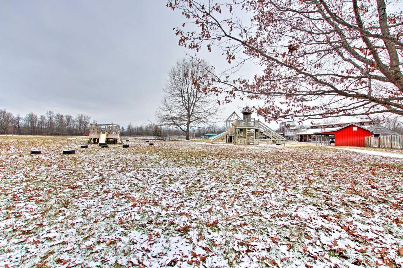 Cozy Retreat With Porch And Double Jj Resort Access! Rothbury Dış mekan fotoğraf