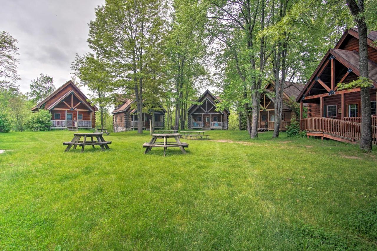 Cozy Retreat With Porch And Double Jj Resort Access! Rothbury Dış mekan fotoğraf